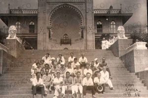 Отдыхающие возле Воронцовского дворца. г. Алупка. 1935 год. (ГААОСО. Ф. Р-1. Оп. 2. Д. 57105. Л. 15)