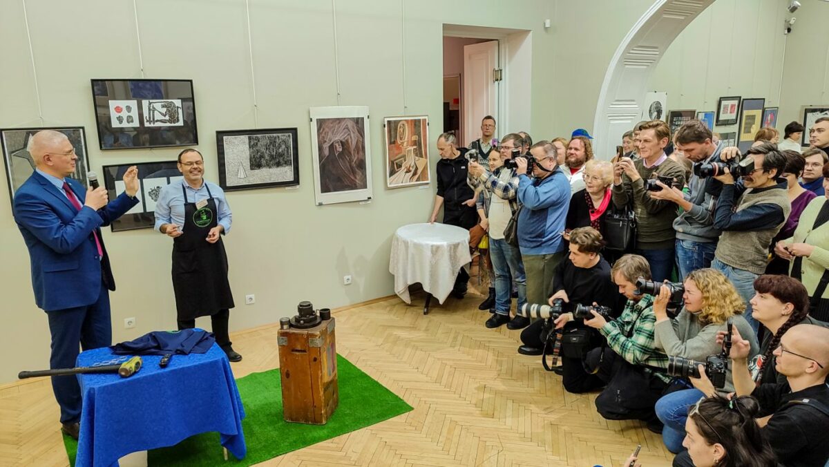 Директор Свердловского областного краеведческого музея А.В. Емельянов демонстрирует собственноручно изготовленную памятную монету в честь 90-летия Свердловской области